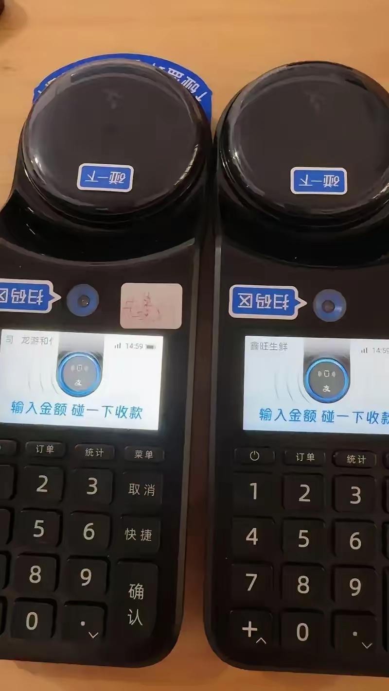 一位美国华人表示，中国的手机支付是最傻的事情，每次都需要掏出手机扫码，输入密码才