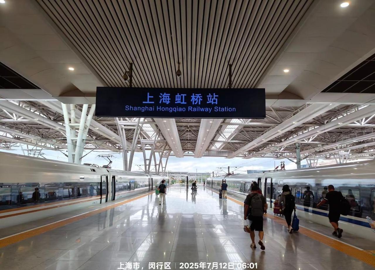 魔都上海，华东乃至中国大陆经济实力第一城的质感，拥有完善的铁路枢纽，作为华东四大