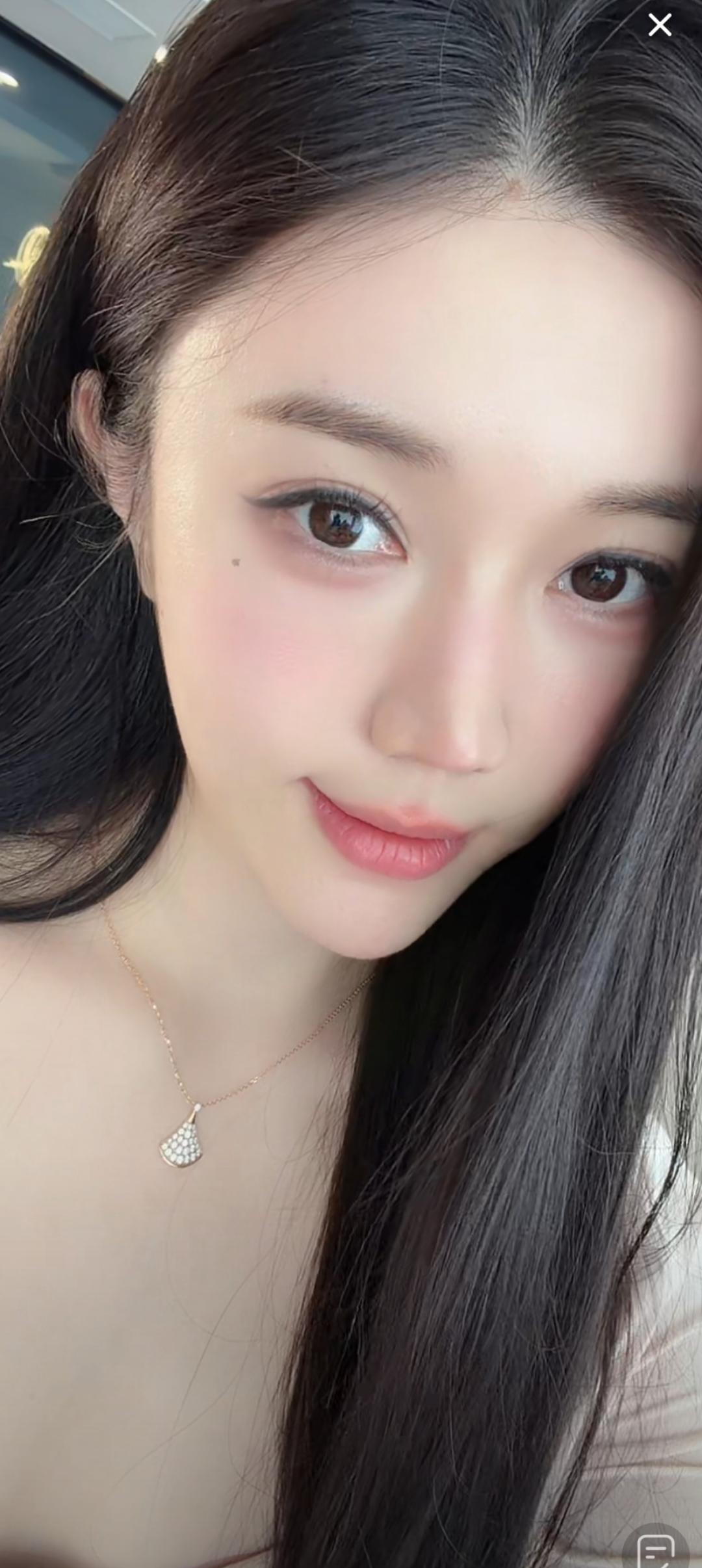 长发美女微笑自拍，佩戴心形项链。
