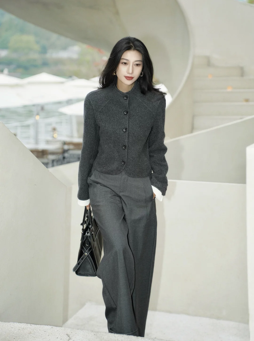 这身灰色，既有温度，更有态度。