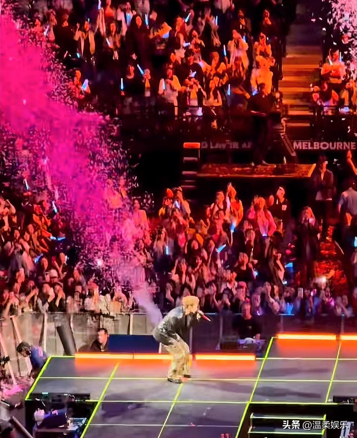 汪苏泷肯定刷到了下面⬇️的视频，因为他今天站的笔直，一直不敢下蹲！