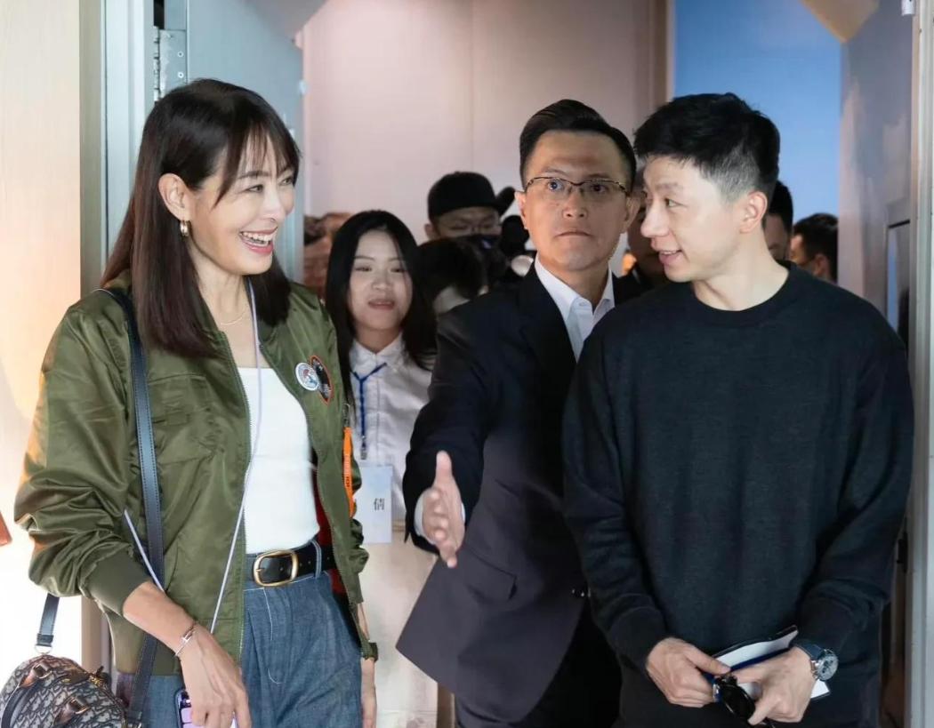 小S闺蜜贾永婕晒出和马龙合照，女神一秒变成花痴，笑得合不拢嘴

龙队自从到达台湾