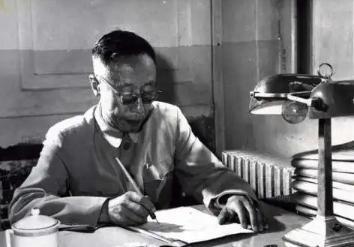 1950年，溥仪被从苏联押回中国。火车过了边境线的那一刻，这个当了三回皇帝的男人