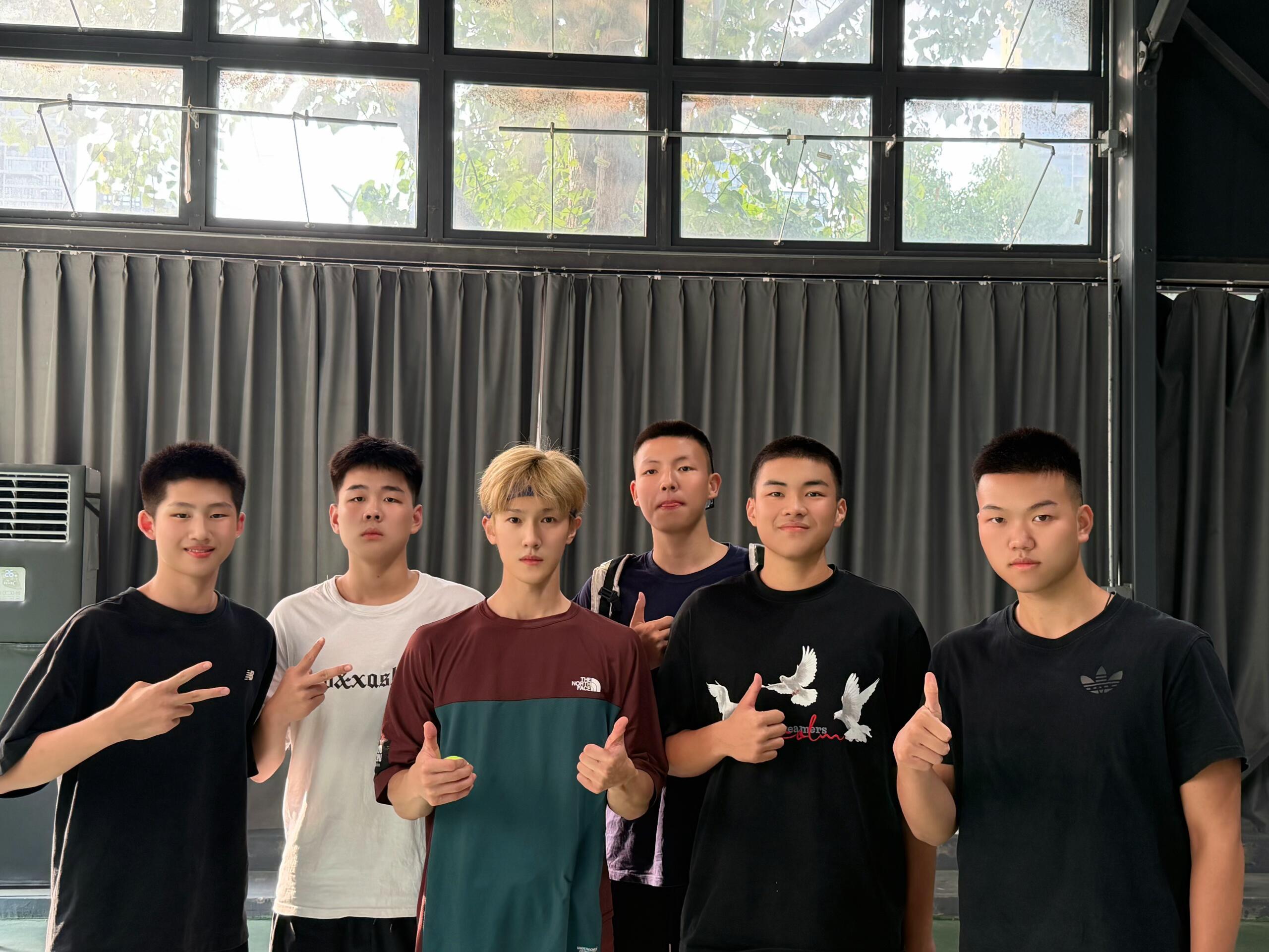 金发男高李昀锐又被偶遇打篮球了