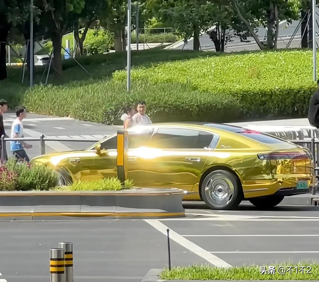 999 纯金的尊界 S800 吗？