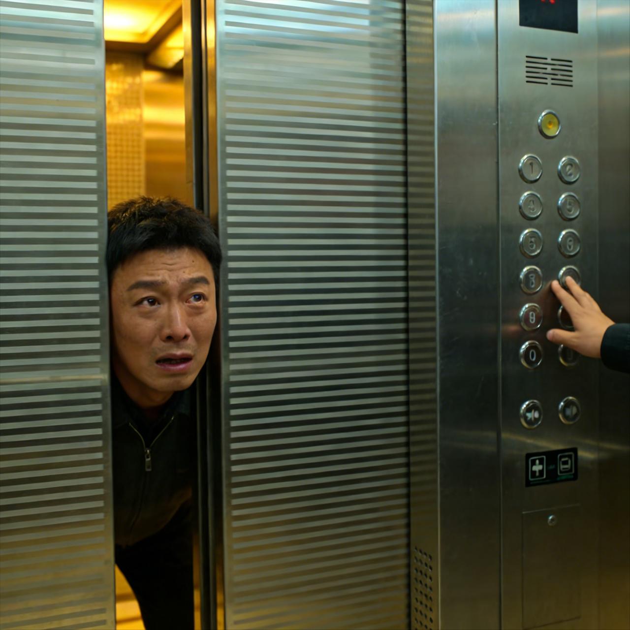 虚惊一场！内蒙古网友进电梯，头不慎被卡电梯门中间

今日，内蒙古一位网友分享了自