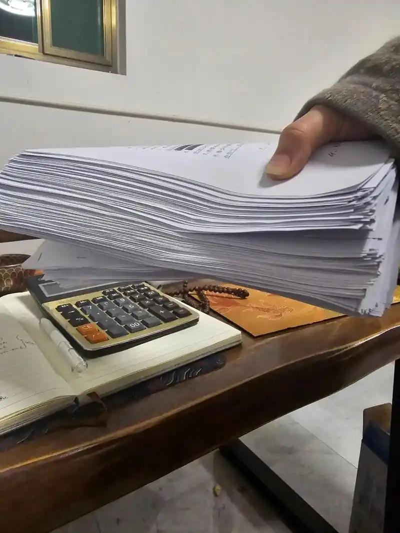为什么学校不统一打印作业？

就这么说吧，学校统一买教辅，有关部门不允许。学校统