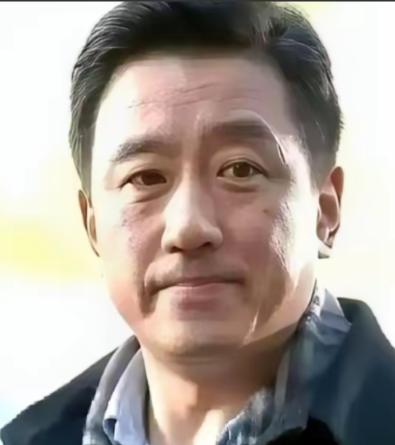 一个演员，戏拍了七成，突然要求片酬翻倍，不给就罢演。导演二话不说，把已经拍好的几