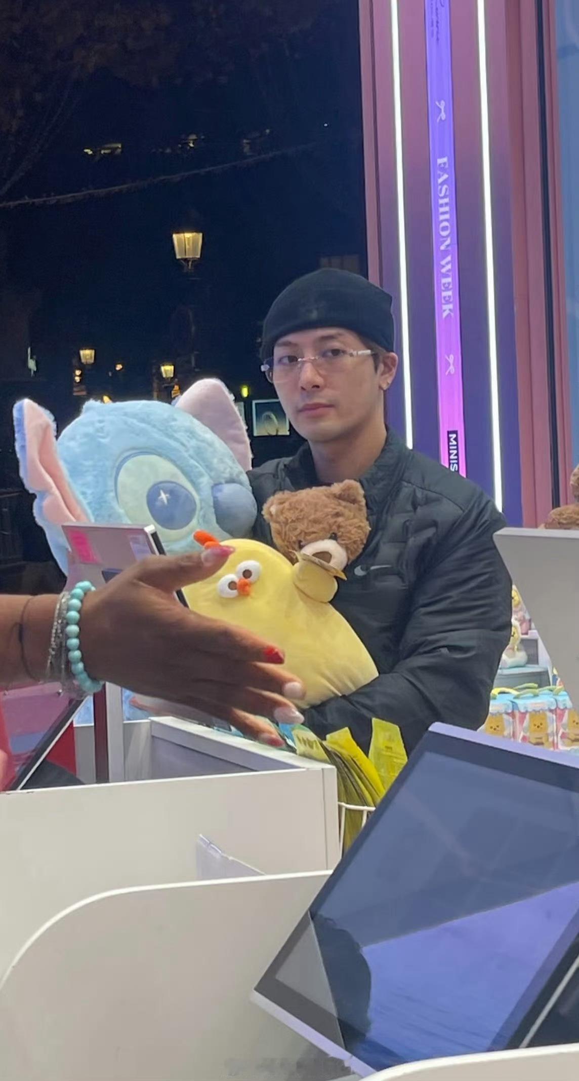 论自我认知偏差只服王嘉尔！明明是把小熊塞卫衣的萌系选手，非要说自己不可爱。 