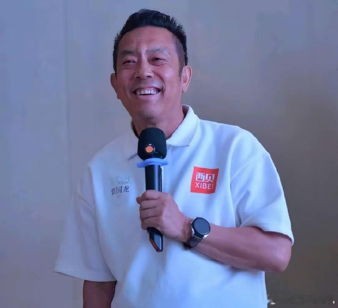 西贝贾国龙老板执念还是深呐。上次闹过一场之后，账号被禁言了，如今账号刚解封，大半