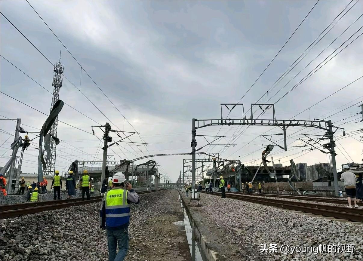 昨天的强对流天气导致广湛高铁与贵广高铁等线路供电中断，不少乘客在车内被困三个小时