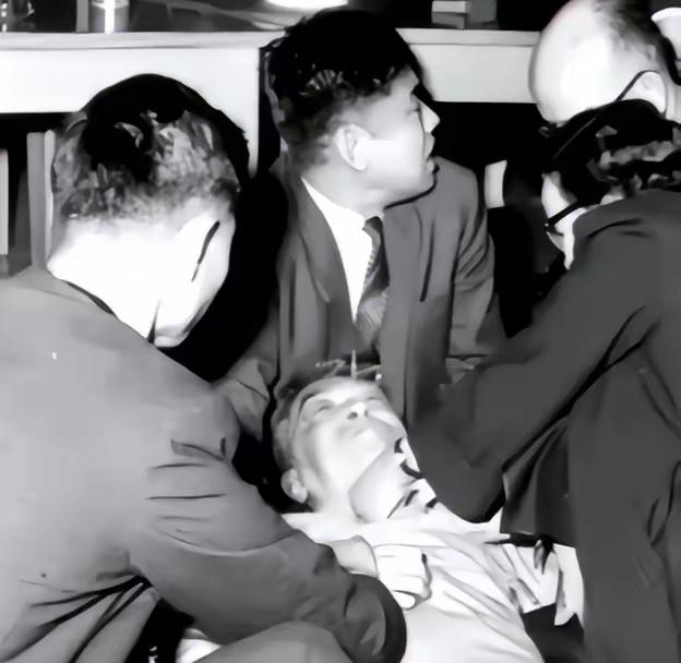 1962年，一代文豪胡适竟被人用一句话给“活活气死”！当时胡适正在一场酒会中致辞