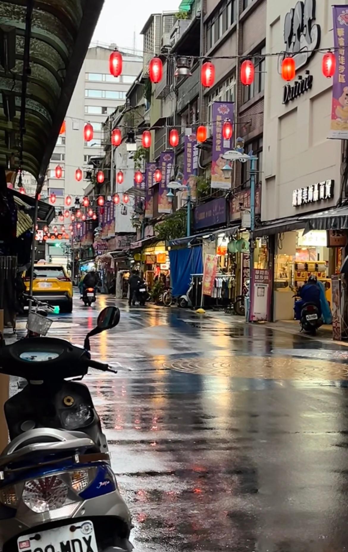 這雨⋯ 下得讓人煩悶⋯⋯ ​​​