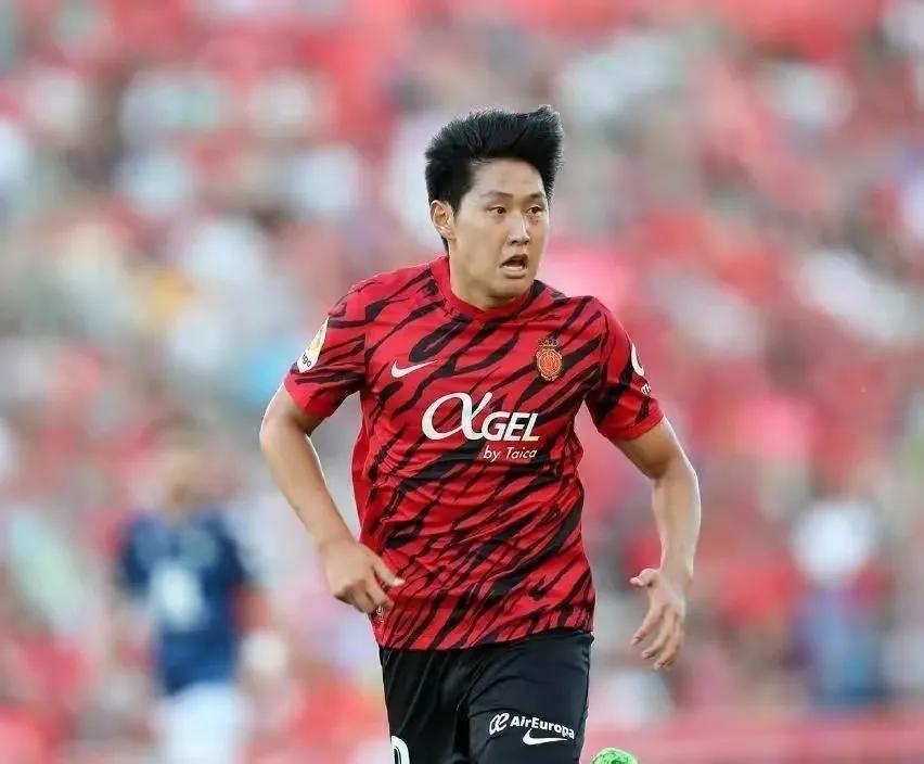 李刚仁身高173CM，这身材我们一抓一大把，可为什么就出不了球星。  其实
就是