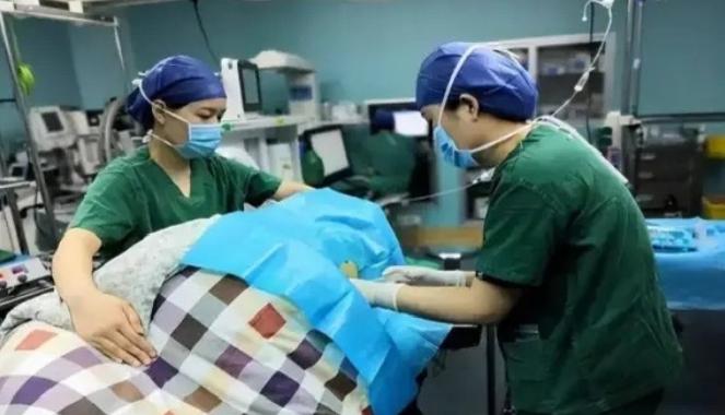 全麻手术后一小时，女子指认医生猥亵。女子报案称被医生吮吸胸部，经鉴定，女子身体上