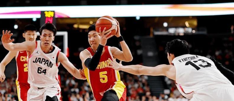 中国男篮77-97被日本挡在决赛门外，半场就落后19分，篮板被抢爆，外线投不进，
