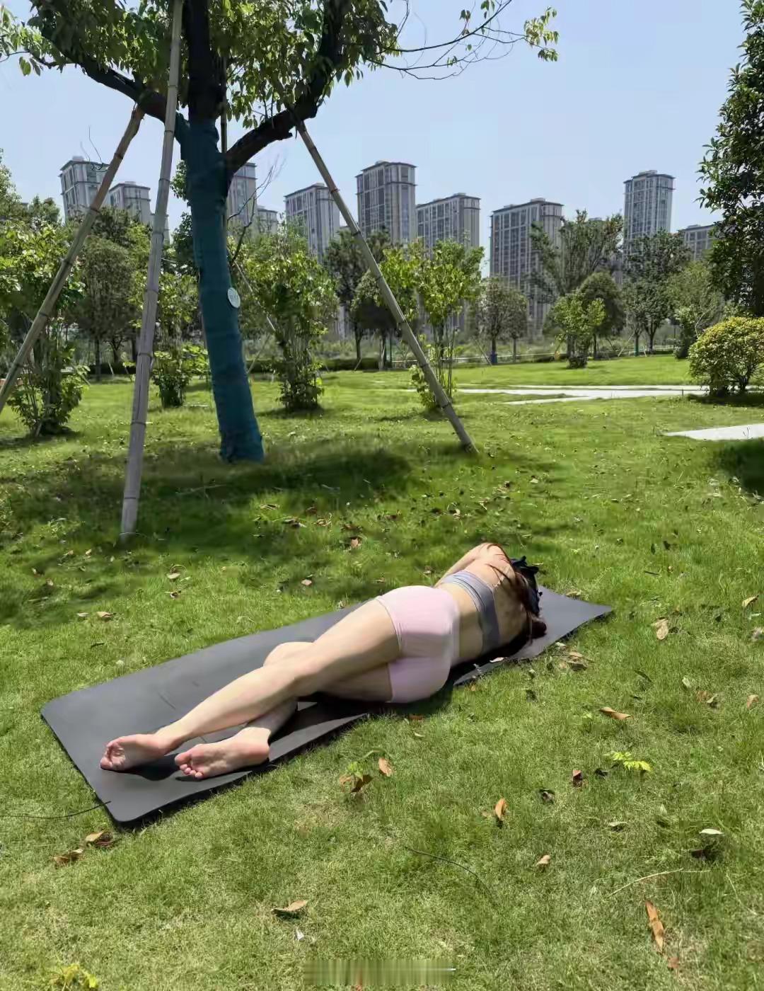 大暑，深圳小公园晒背的女子。“冬病夏治”有科学根据吗？