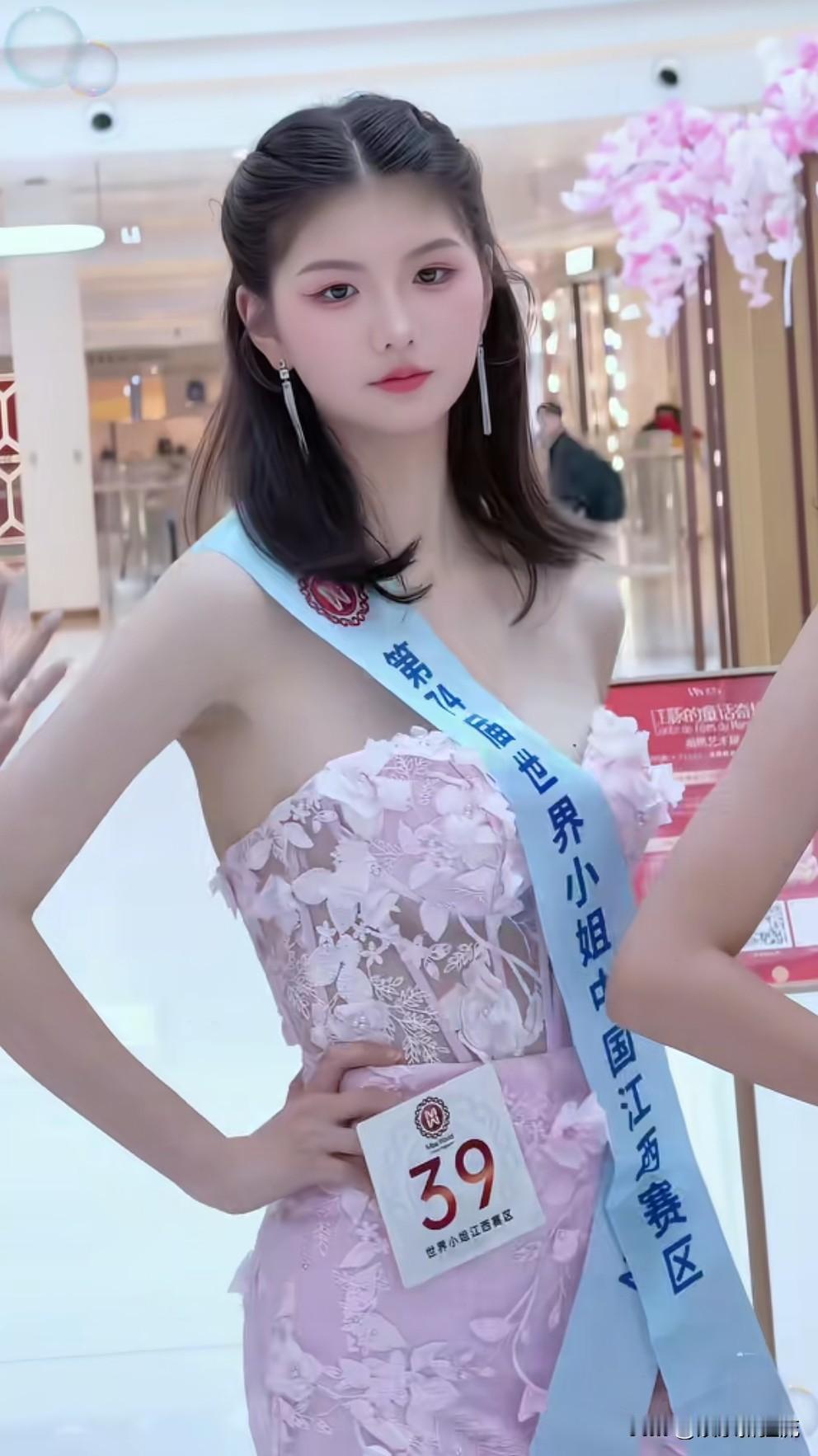 河南周口女孩王楚嘉，身高180厘米的甜美，获得了第74姐世界小姐江西赛区冠军，摄