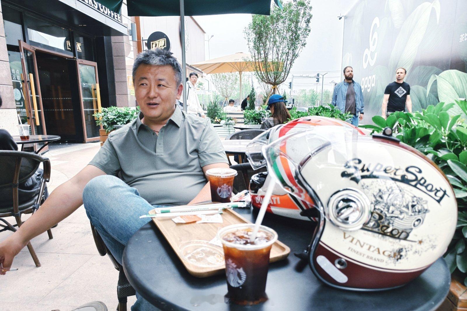 本来都从展馆出来骑上了小摩托，路上硬是被截停，损失两杯咖啡