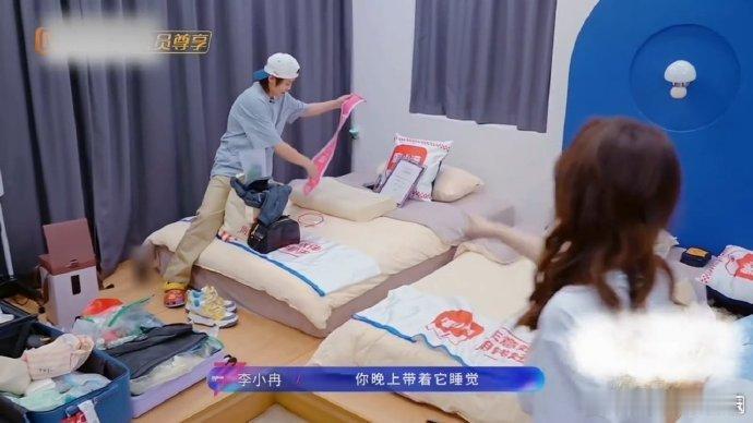 王濛在李小冉面前秀荣誉王濛翻滚到李小冉面前给她一拳濛姐拿了喜爱度第一就冲李小冉秀
