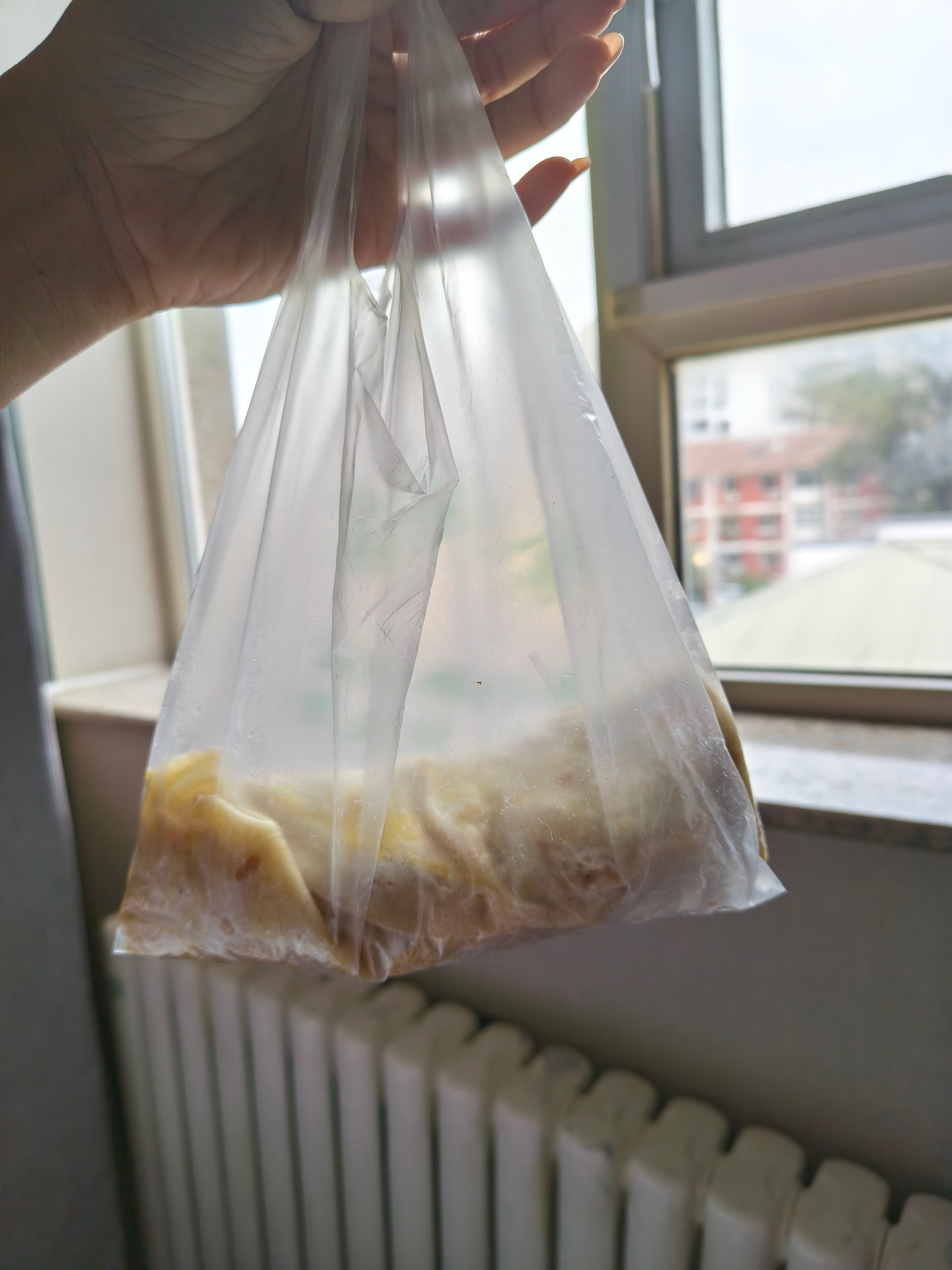 以前在北京上班，冬天早上就在公司门口买一个土豆丝卷饼当早饭，拎着上楼打卡上班。今