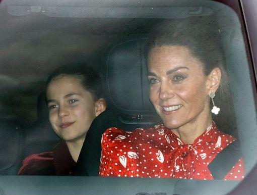 2025年12月16日凯特·米德尔顿回归皇家圣诞聚会
威廉王子和威尔士王妃在去年