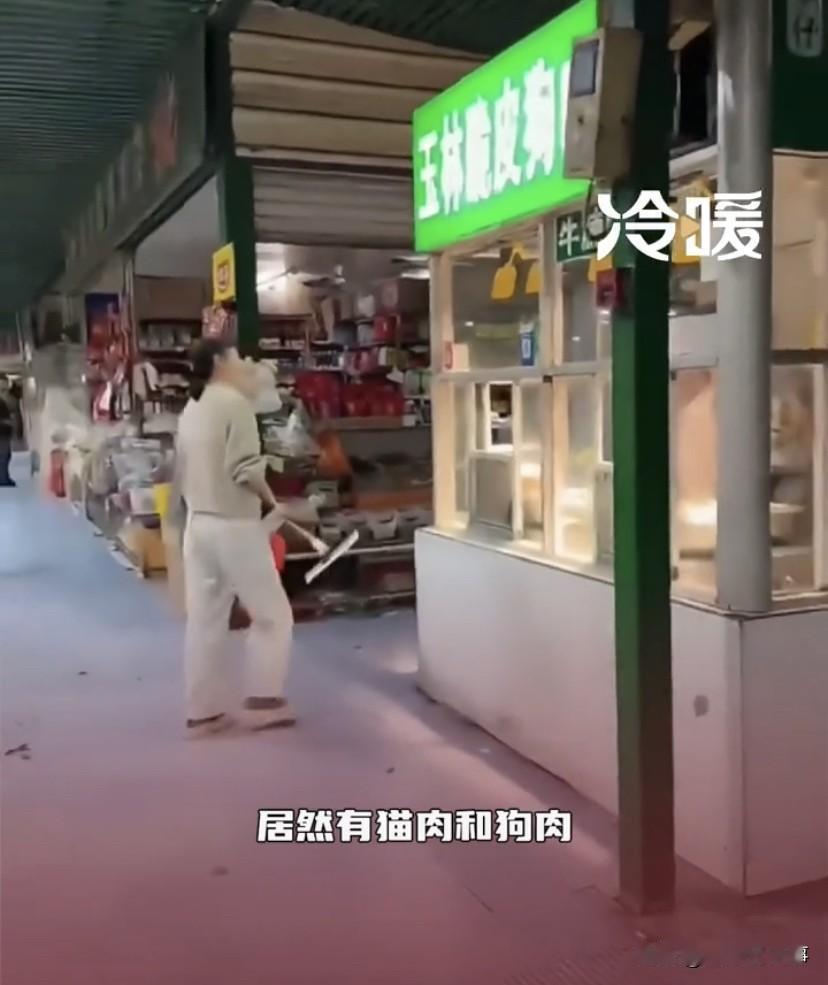 “猫狗都是伴侣动物，不是供人食用的”，广西北海，一女子路过一家狗肉摊前，看到里面