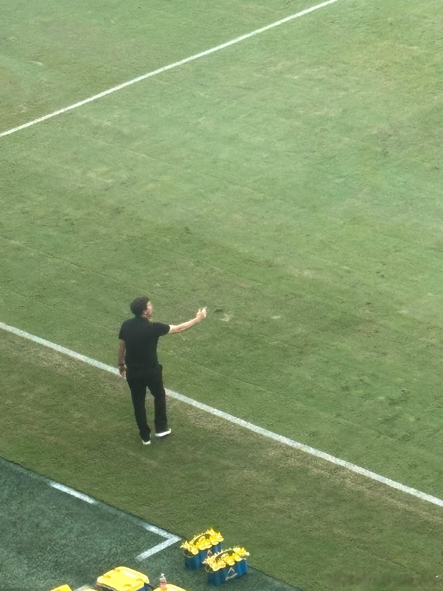 有现场的球迷发图：在开场30分钟里，伊劳拉在场边表现得非常活跃，甚至离开了教练席