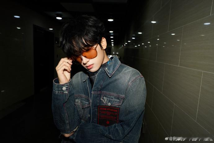 严浩翔裤子特别定制yan严浩翔牛仔套装look被严浩翔这套牛仔狠狠戳中，定制裤子