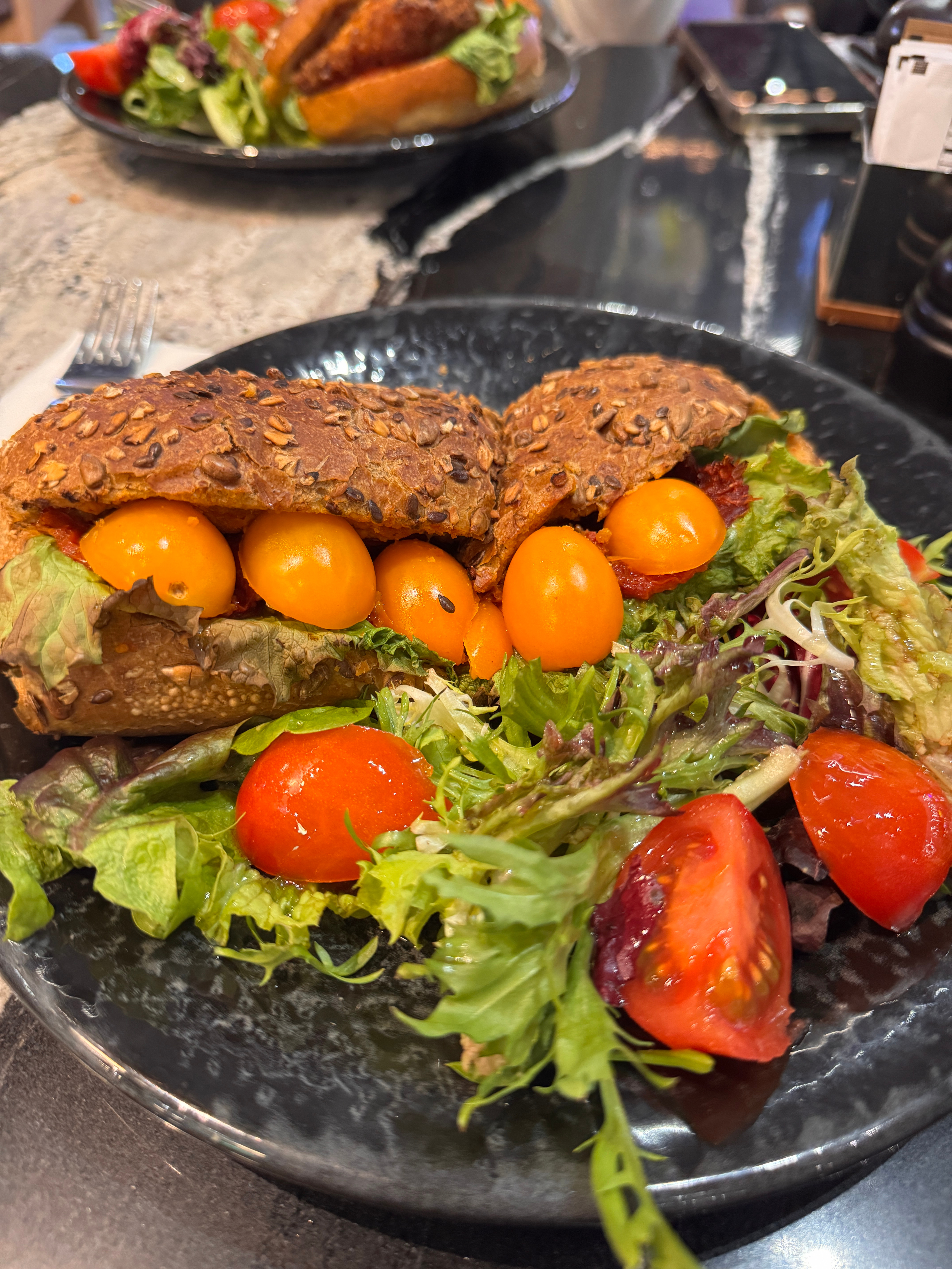 今日午餐。土耳其汉堡+三明治🥪太硬了太硬了，根本咬不动，但是咖啡还是挺香哒～图