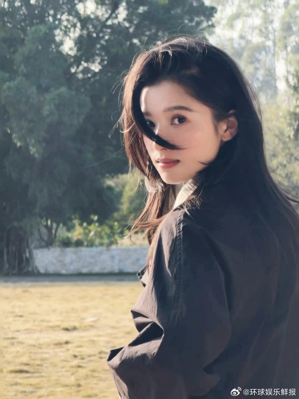 张婧仪 谁说演员不能看镜头张婧仪用实力诠释，演员看镜头也能超有戏，眼神细腻深情，