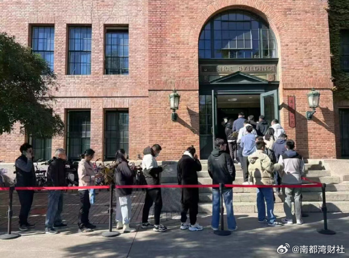 #没有架子的杨振宁#【追思杨振宁：“一位极能尊重他人、没有身份架子的平易人物”】