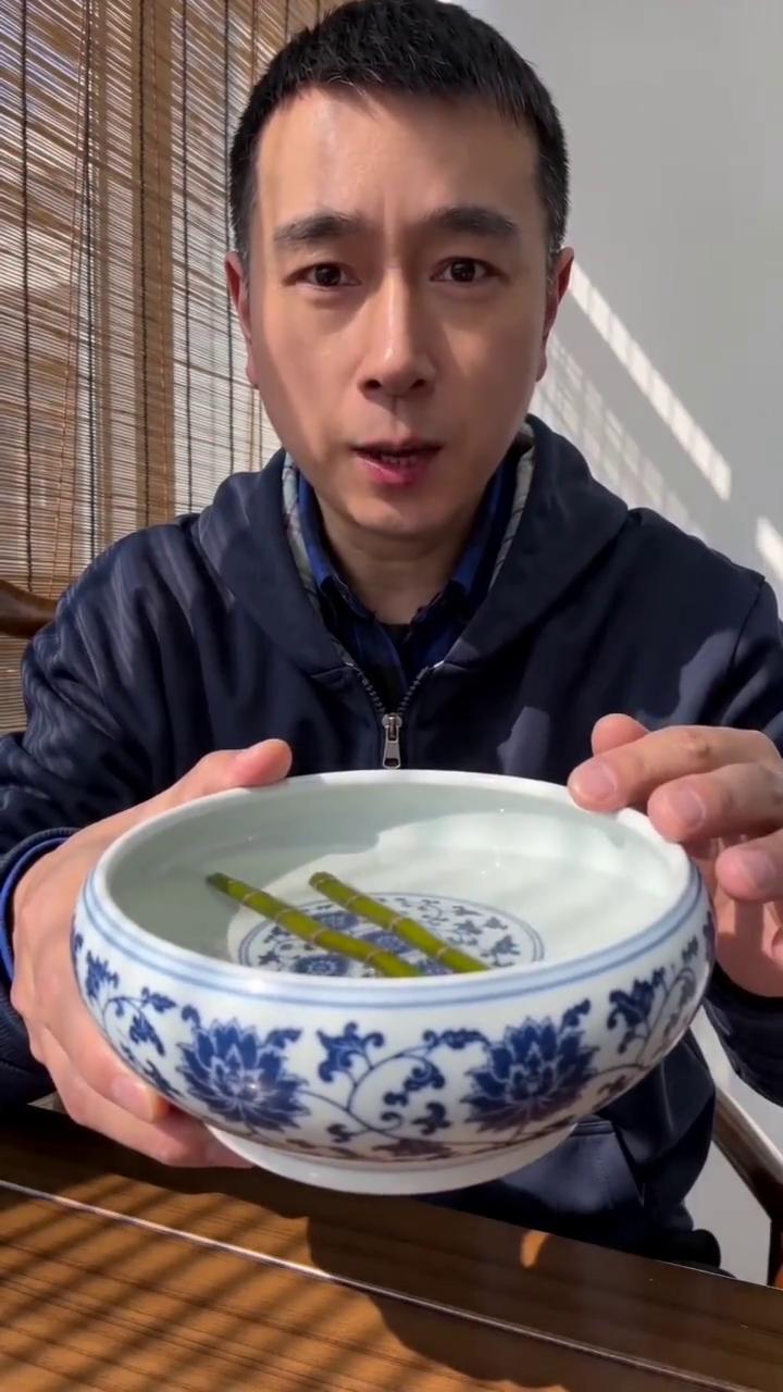 这就是铁皮石斛，看着不起眼，你看这胶质，可是好东西，泡着喝最方便，每天一杯，比什