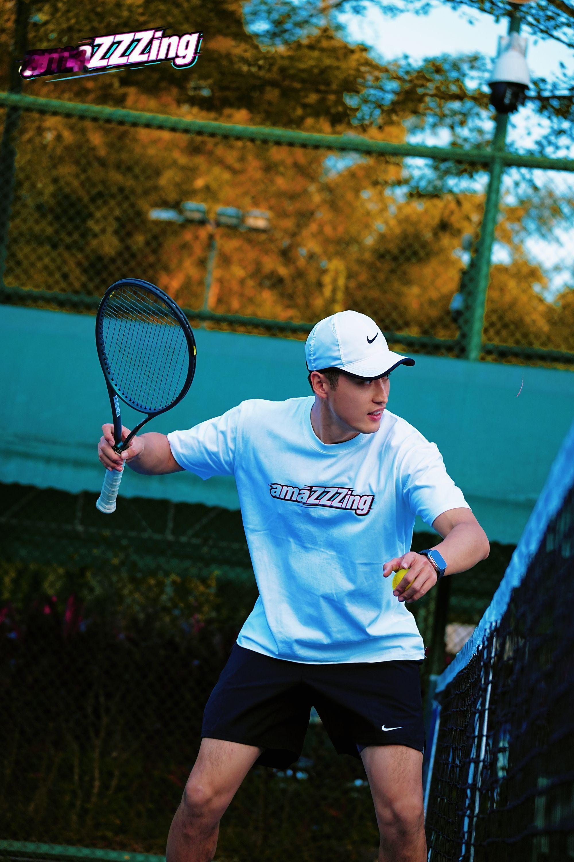 这回张之臻东莞成人训练营的教练们，都穿着amaZZZing的特制服装。张之臻说了