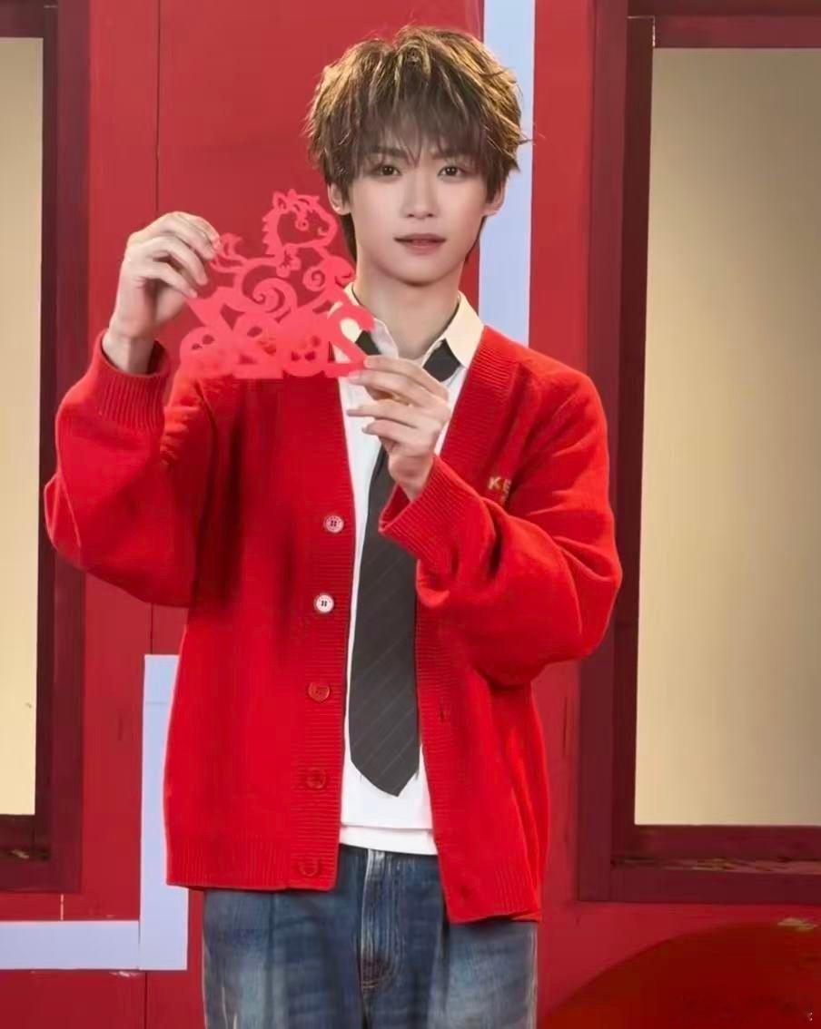 梓渝正月初三贴窗花梓渝贴窗花梓渝贴窗花，帅气， 