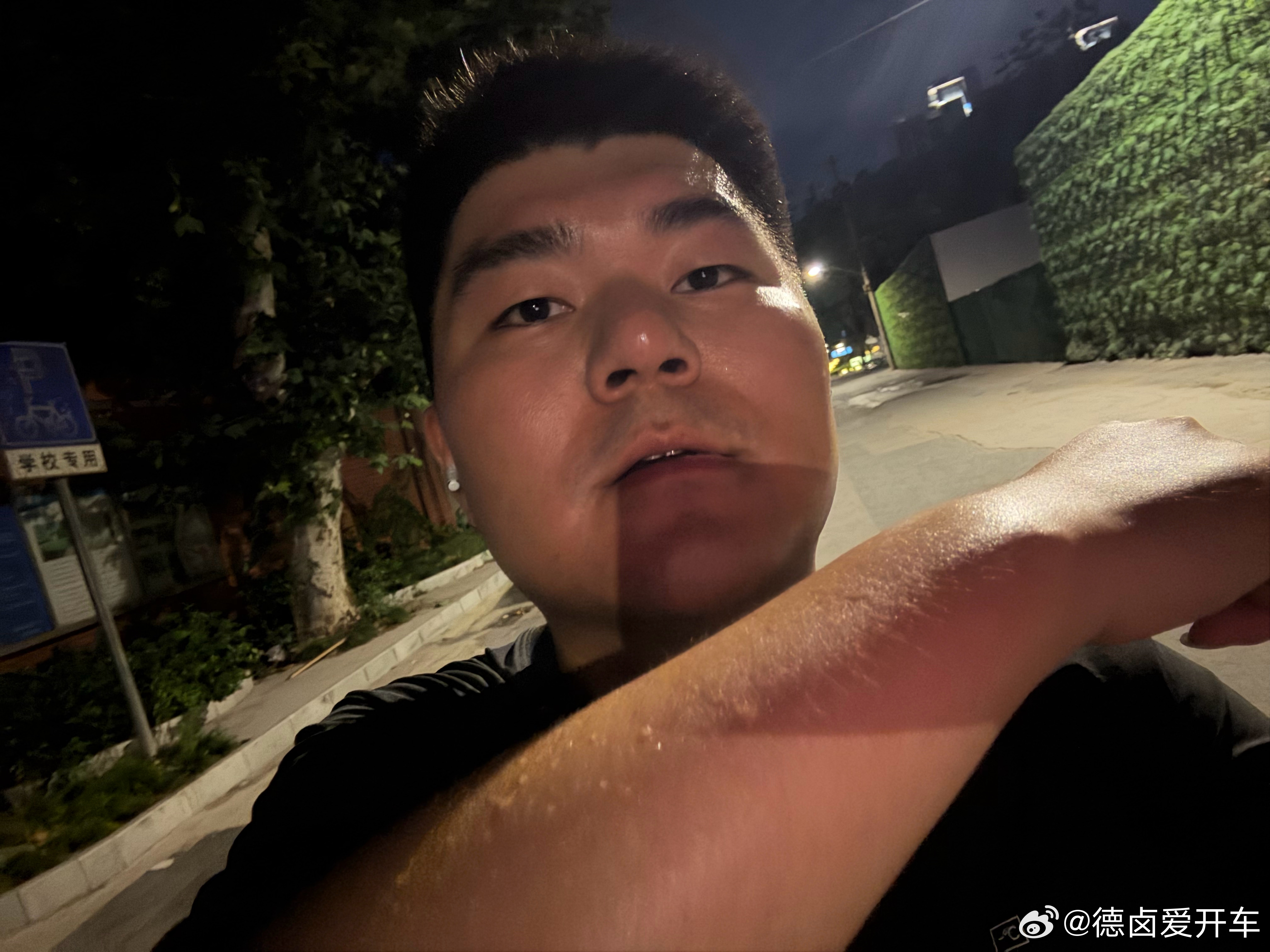 瘦了，敢发点自拍了。自己要给自己正反馈，跑步还没有加多久，现在是 6km 水平。