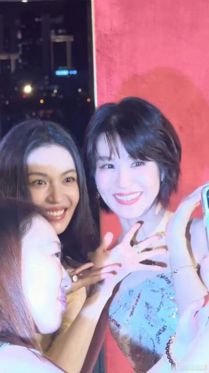 钟楚曦曾沛慈同框钟楚曦和曾沛慈同框拍照太有氛围感，两个人对着镜头比耶搞怪，一个灵