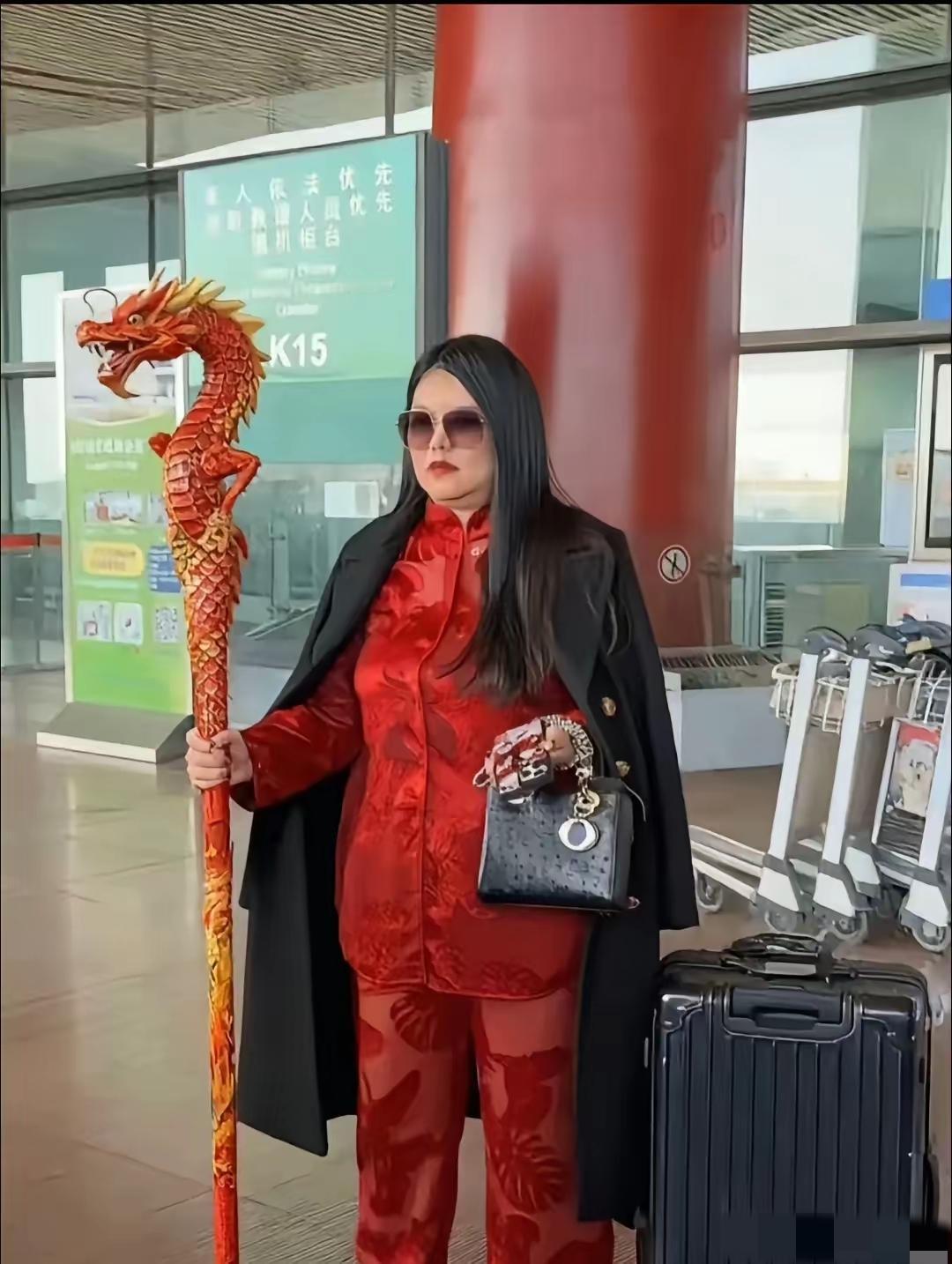 李湘这几日被网友调侃的可谓是灰头土脸，气急败坏。
可不是，穿搭问题不在于胖瘦问题