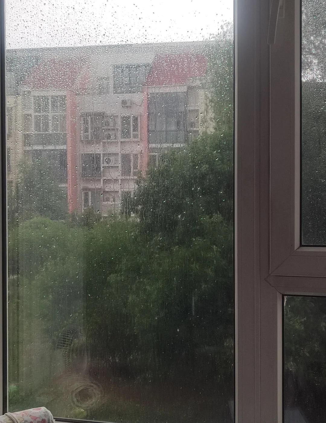 北辰的大雨下的好突然
说来就来的狂风暴雨 下雨 窗外的天气 我的城市下雨了 窗外