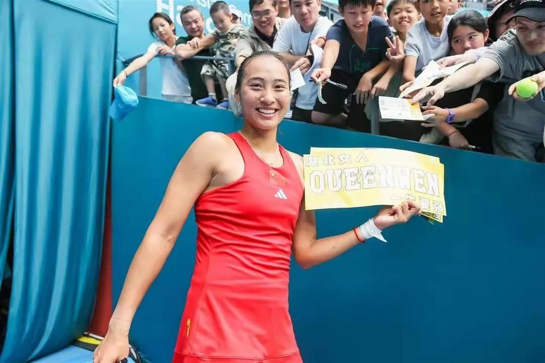 北京时间9月29日，杭州亚运会结束了网球女单项目冠亚军的争夺，郑钦文对阵朱琳，经