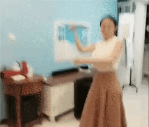 图一：不懂就问，娶一个这样的女孩子做老婆，需要注意什么啊？
图二：猫咪：来铲屎官