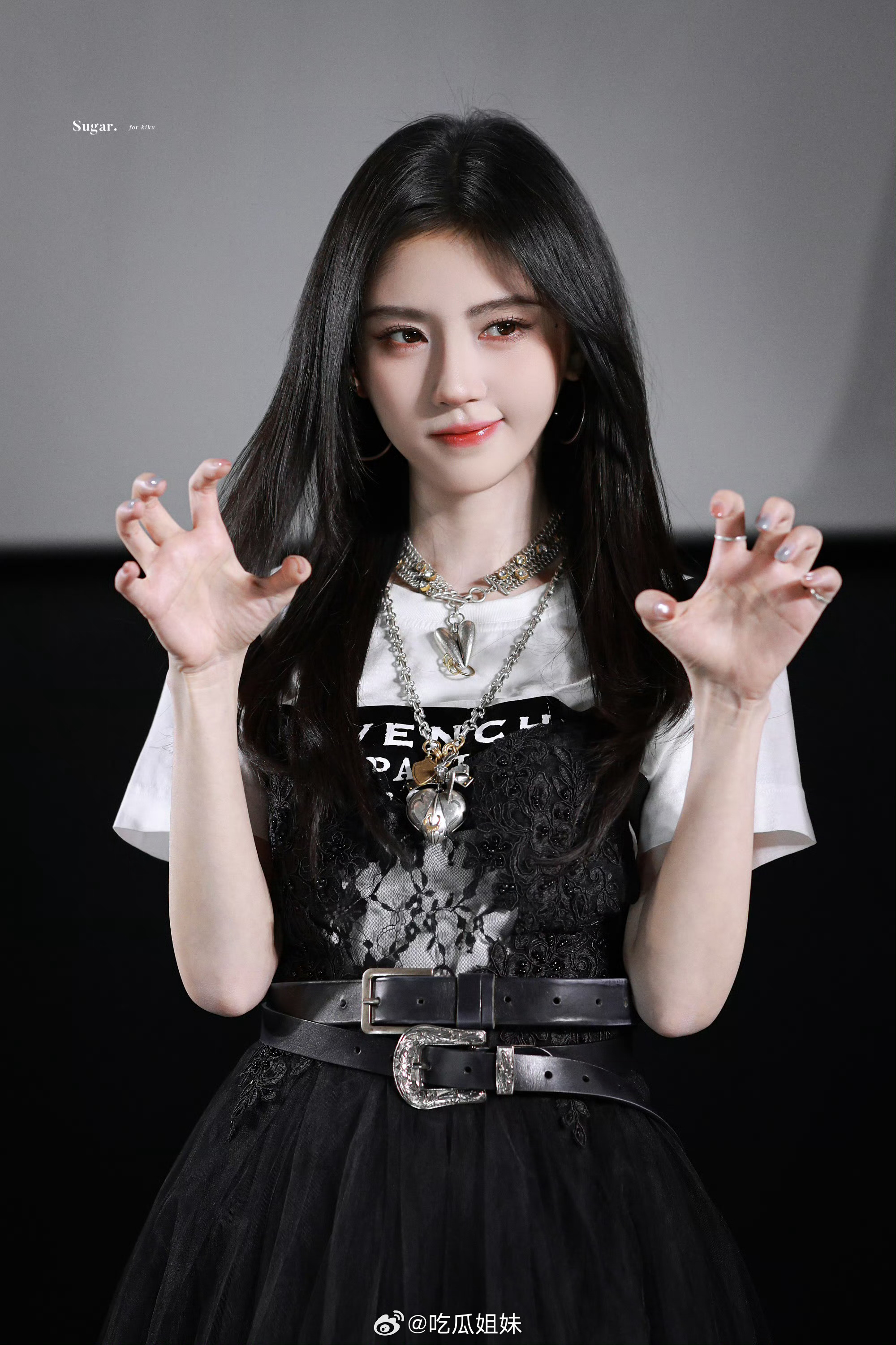 鞠婧祎今日《月鳞绮纪》剧宣活动的两套造型，Y2K甜酷和纯白茉莉花，什么风格都驾驭