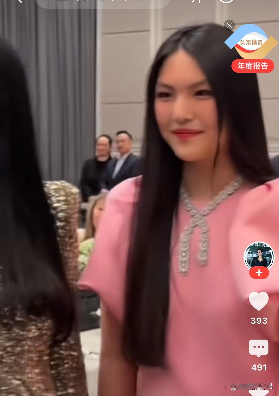 李湘和女儿参加节目，感觉她们母子越来越像了，都那么富态，关键是女儿，又有修养，又