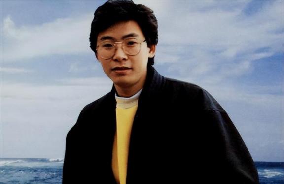 1982年，张明敏唱完《我的中国心》后，被香港乐坛除名，正当他心灰意冷准备回电子