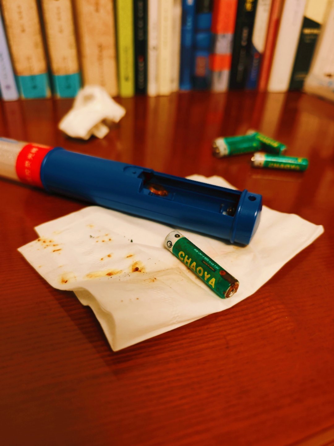 哦莫 荧光棒电池漏液了...这不会有啥危险吧 