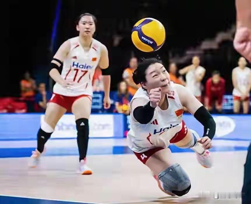 中国女排3-0法国完成复仇世联赛安卡拉站第二战，女排姑娘直落三局横扫对手，25: