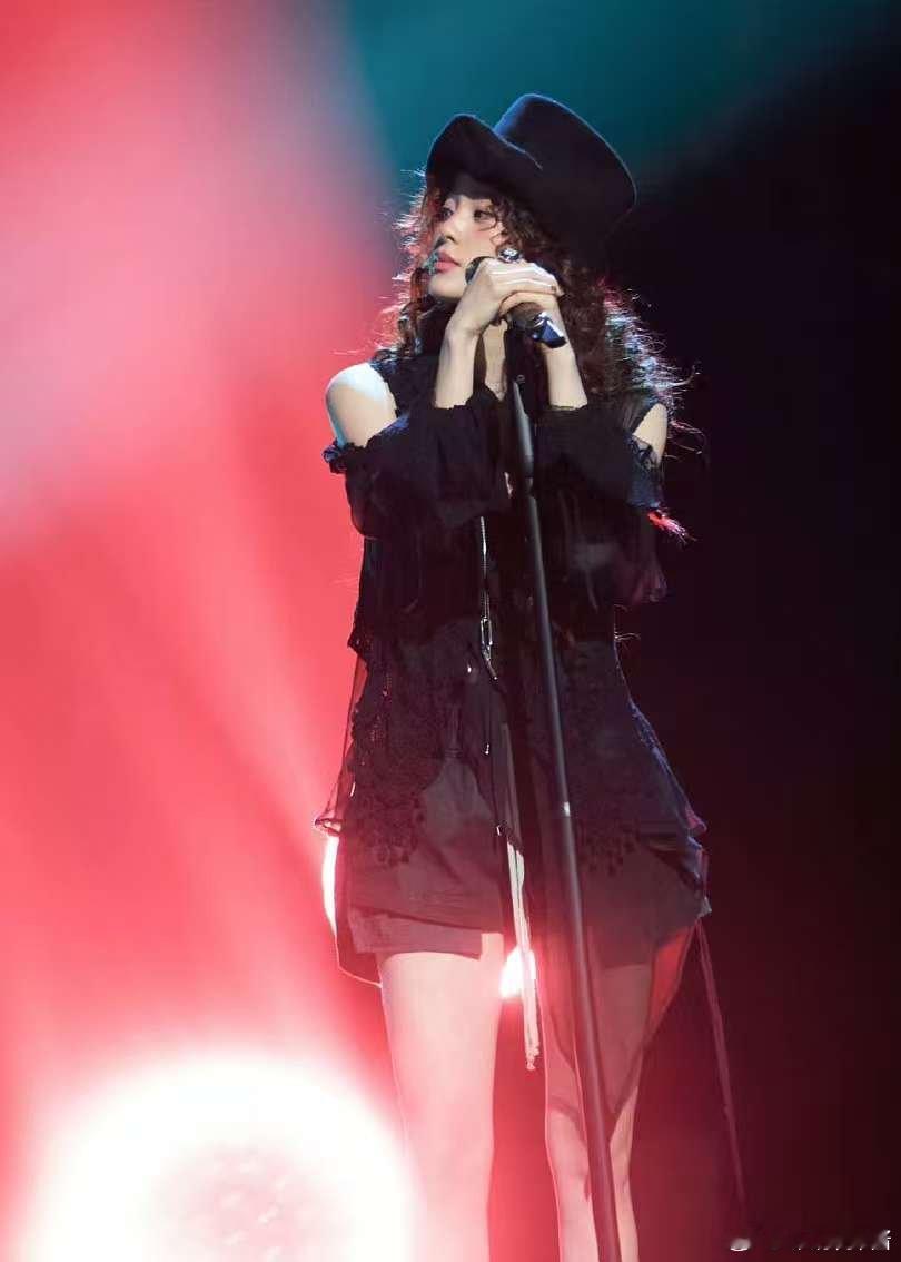 欧阳娜娜00后有自己的甜歌皇后 这么好听的声音，当然是当之无愧的甜歌皇后娜比还是