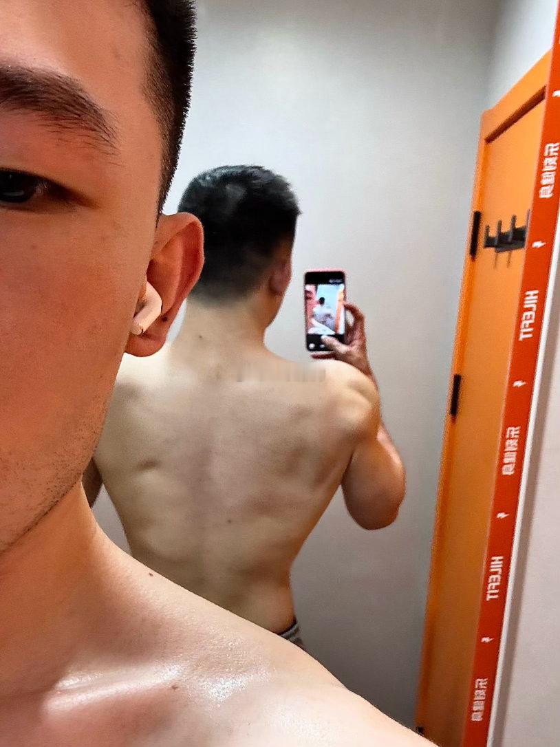 背背 