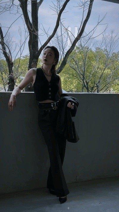 高叶完全女Alpha来的 高叶新造型一出场直接封神！干练飒气的服装搭配冷酷墨镜，