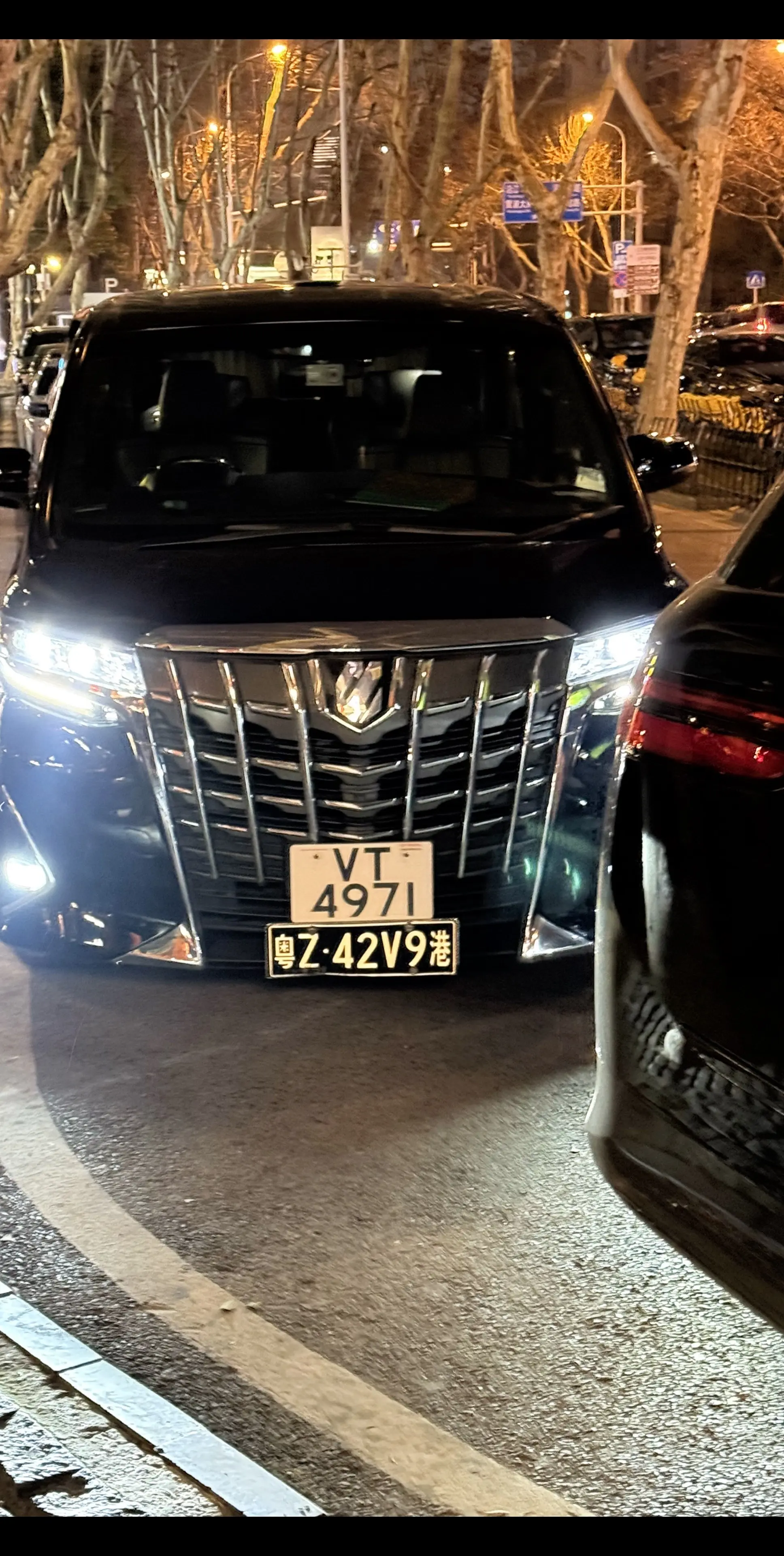 偶遇港牌大佬丰田阿尔法商务车！比内地蓝牌颜值高多了也好看